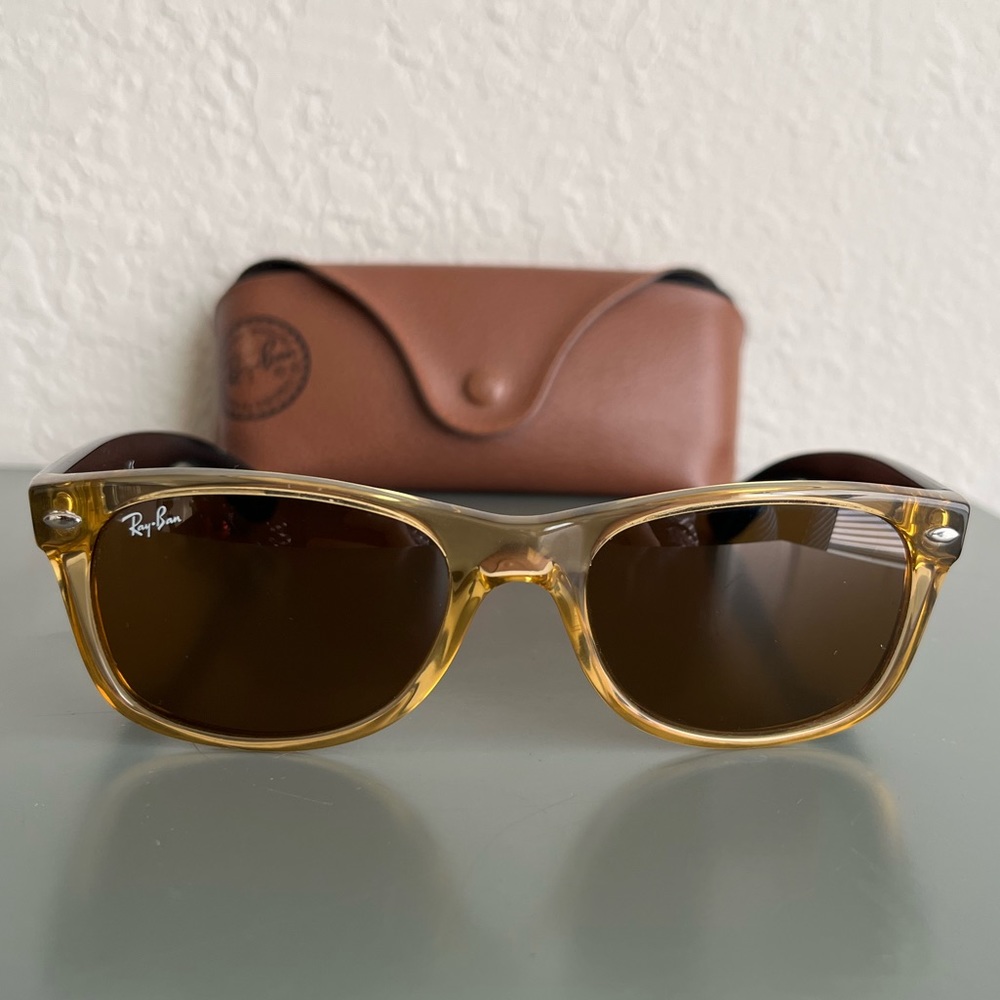 Ray-Ban Wayfarer Sunglasses with case and cleaning cloth